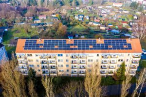Luftaufnahme von einer Solaranlage auf einem Mehrfamilienhaus