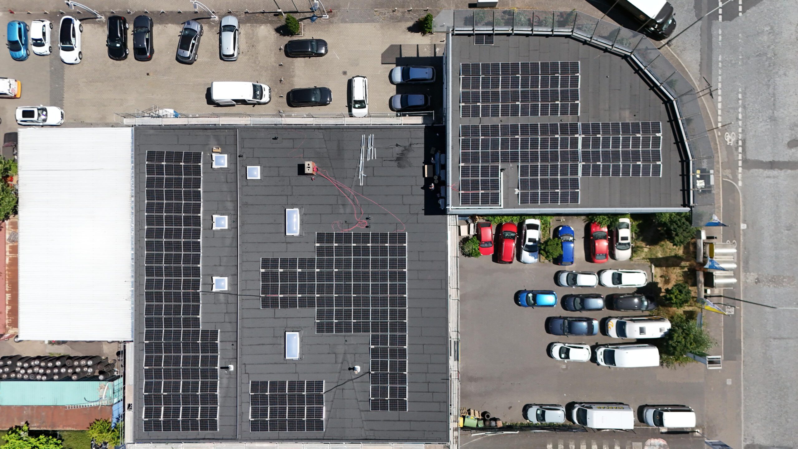 Luftaufnahme Solarpanel auf einem Flachdach
